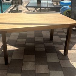 Solid wood dining table in perfect condition. I can deliver for an additional cost. Price 30$ 