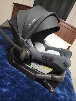 Nuna carseat with base