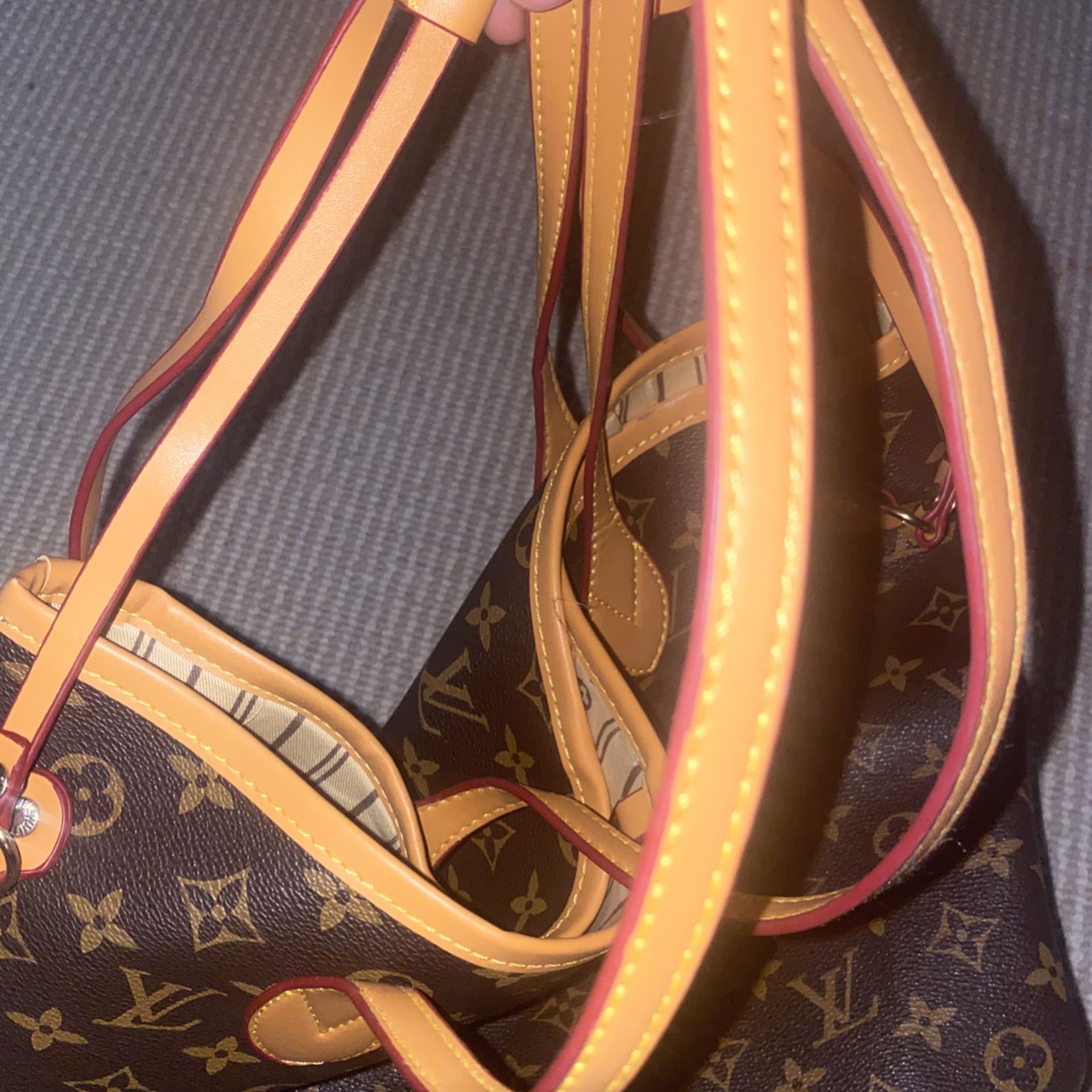 Marie, la vingtaine, se fait voler son sac Louis Vuitton à La