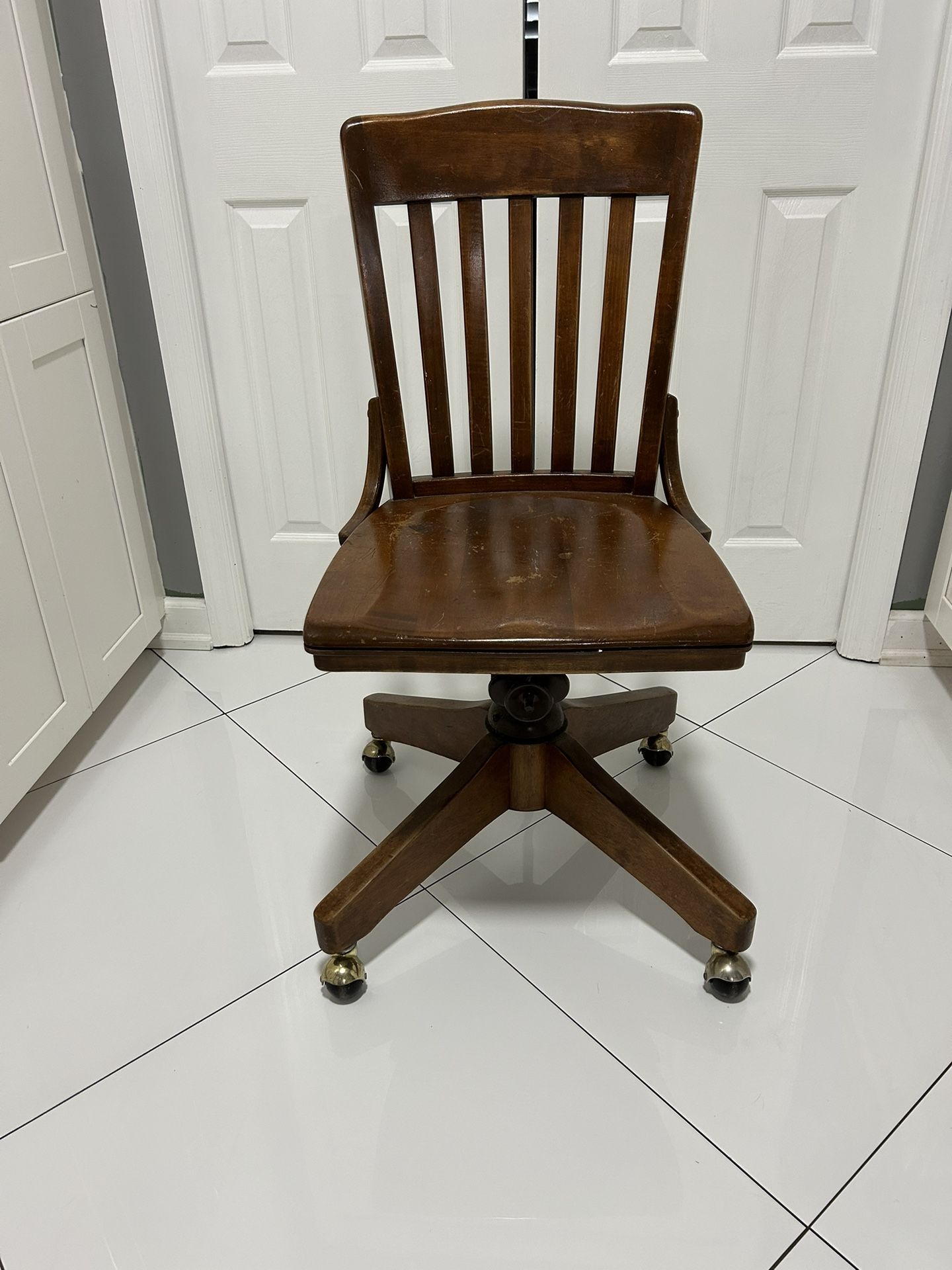 Chair / Solid Wood Swivel 