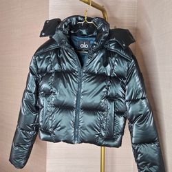 Women's Alo Puffer, XS pearlized pristine crop puffer jacket in midnight 