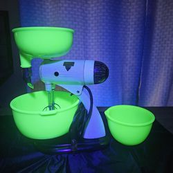Jadeite Uranium Mixing Bowls And Juicer With Working Mixer
