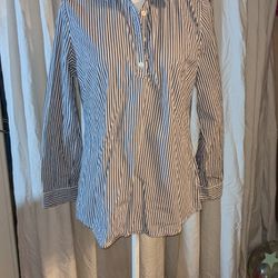 Banana Republic Blue and White Striped Half Button Down Blouse Size Medium

In excellent condition