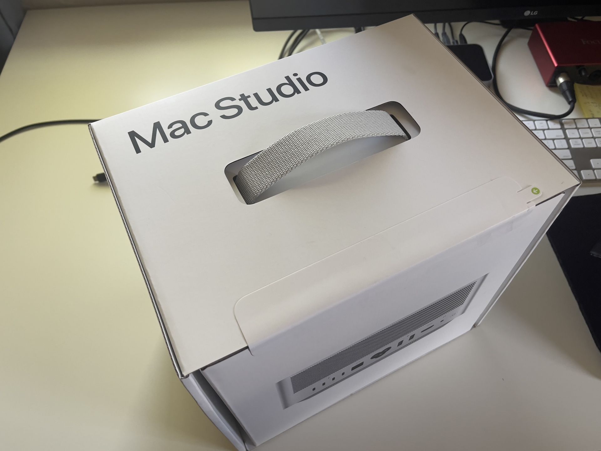 NEW Apple M4 Max chip with 14‑core CPU, 32‑core GPU, 16‑core Neural Engine 36GB Memory