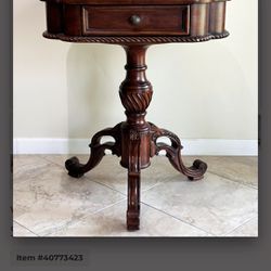 Mahogany Spindle Base Accent Table 