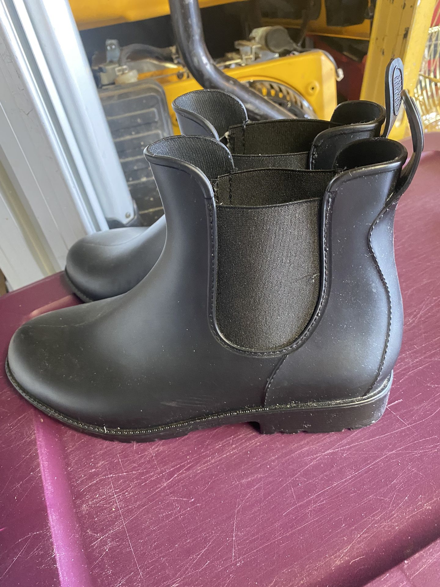 Like New Slip Resistant Work Boots