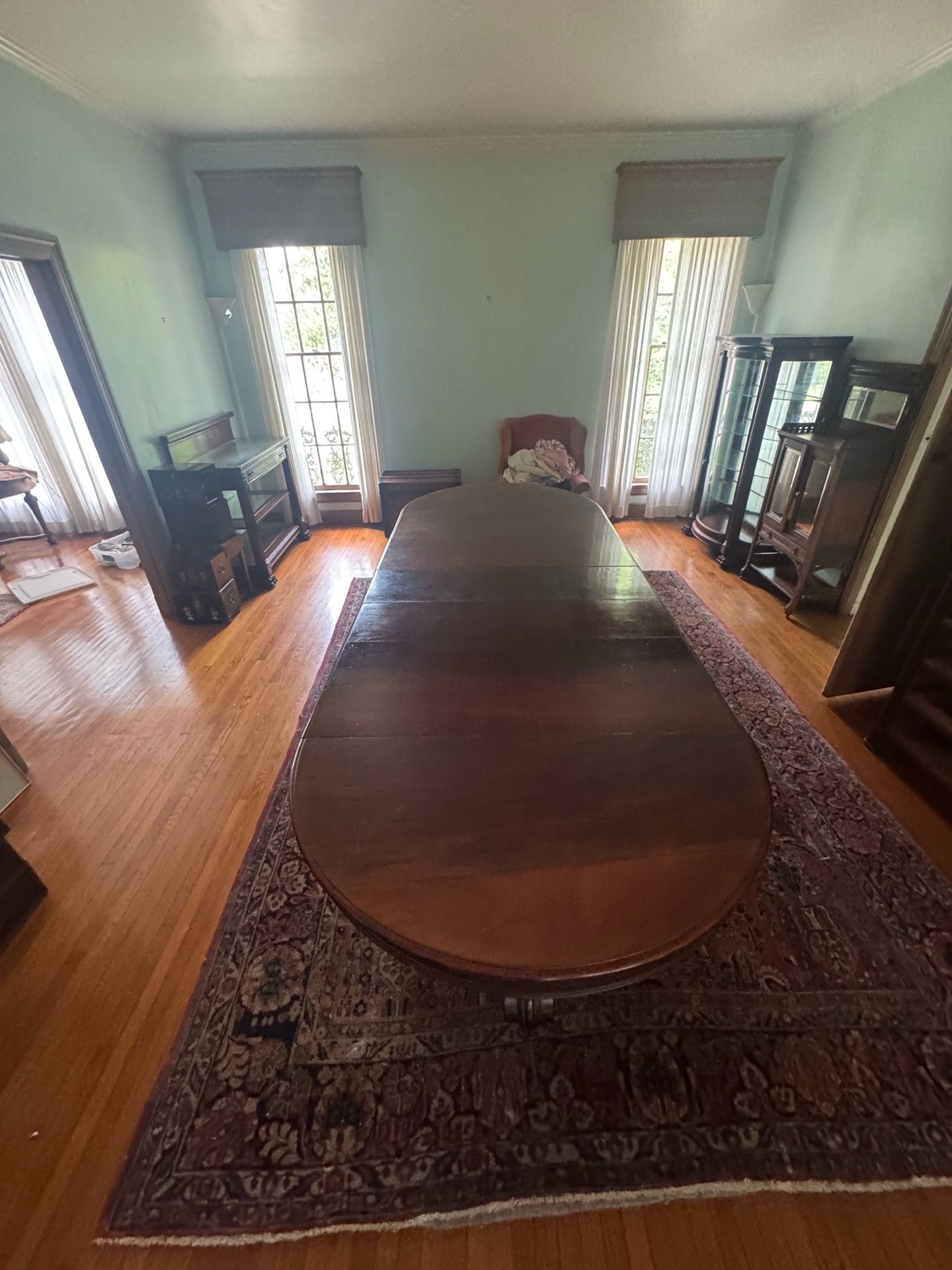 REDUCED PRICE // Exquisite Dining room table - excellent quality // PICKUP ONLY/ CASH ONLY