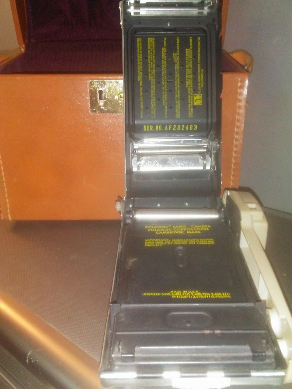 POLAROID J33 LAND CAMERA W/CASE