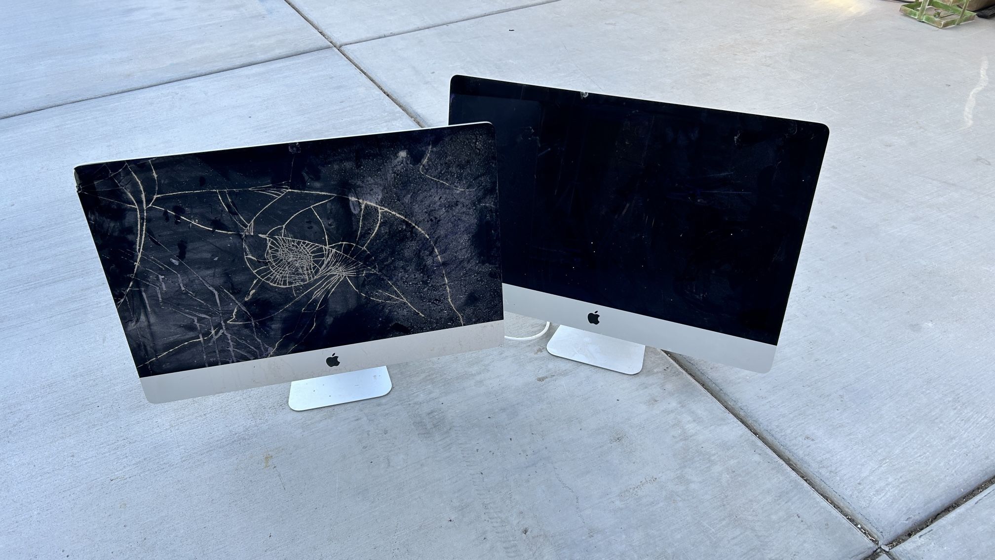 2 Broken Apple Desktop Computers 🖥️ 🖥️