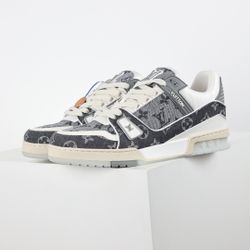 A pair of fashionable and versatile shoes