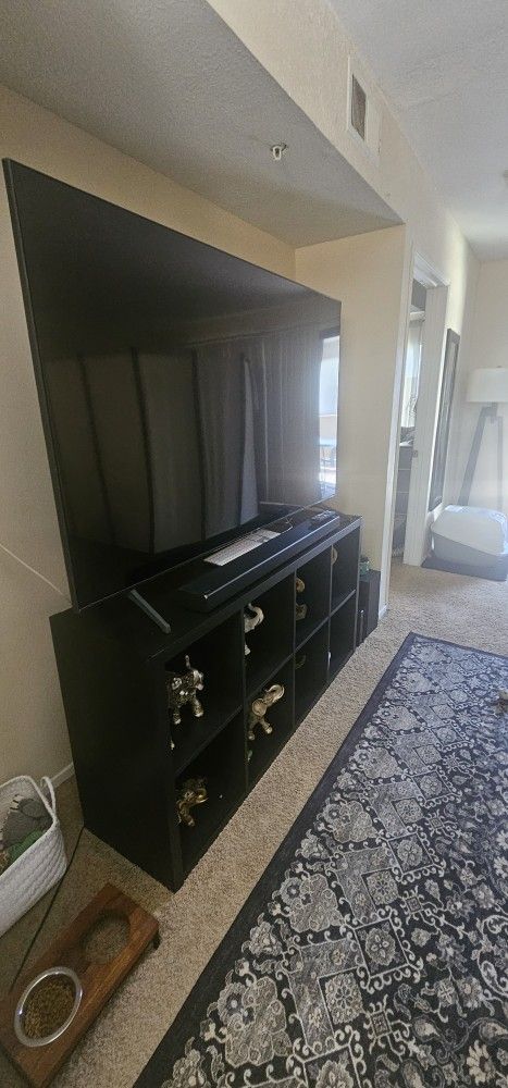 For Sale Samsung TV 75in. 2024
