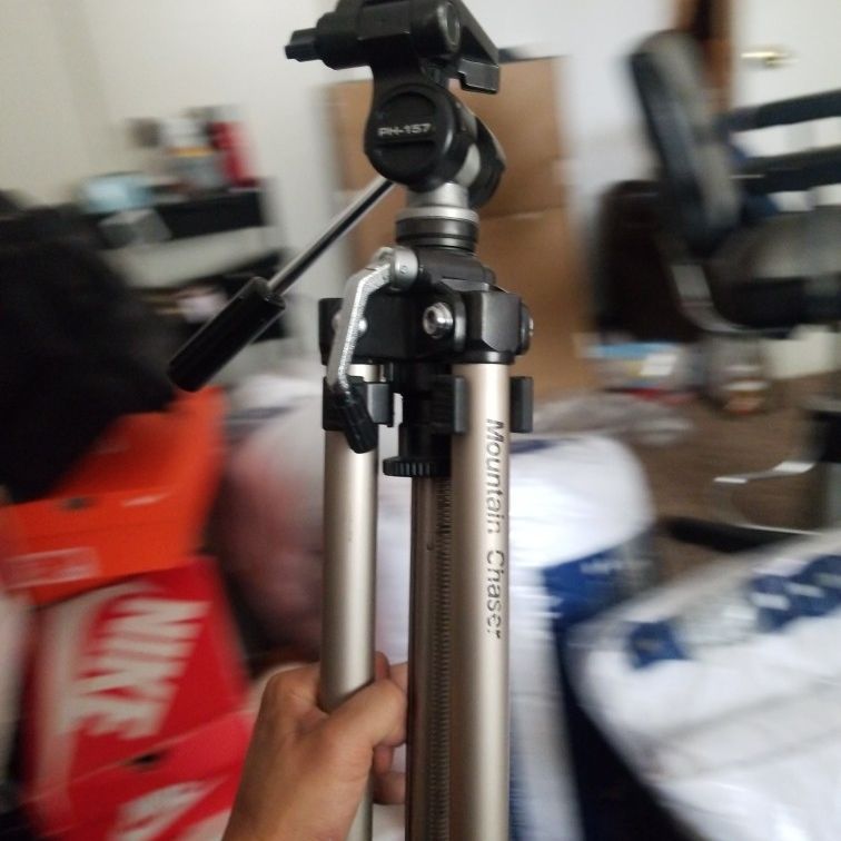 Velbon PH-157 Mountain Chaser Tripod