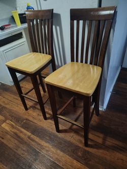2 bar stools