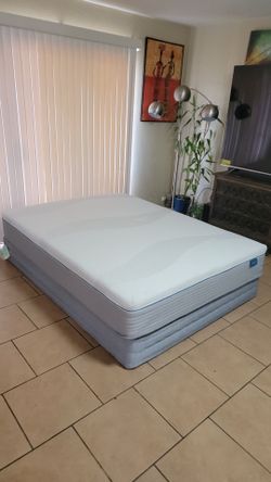 HIGH QUALITY QUEEN SIZE MATTRESS AND BOXSPRING FOR SALE! IN GREAT CONDITION, FREE DELIVERY