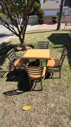 Restaurant Table 24”x30” and 4 metal chairs