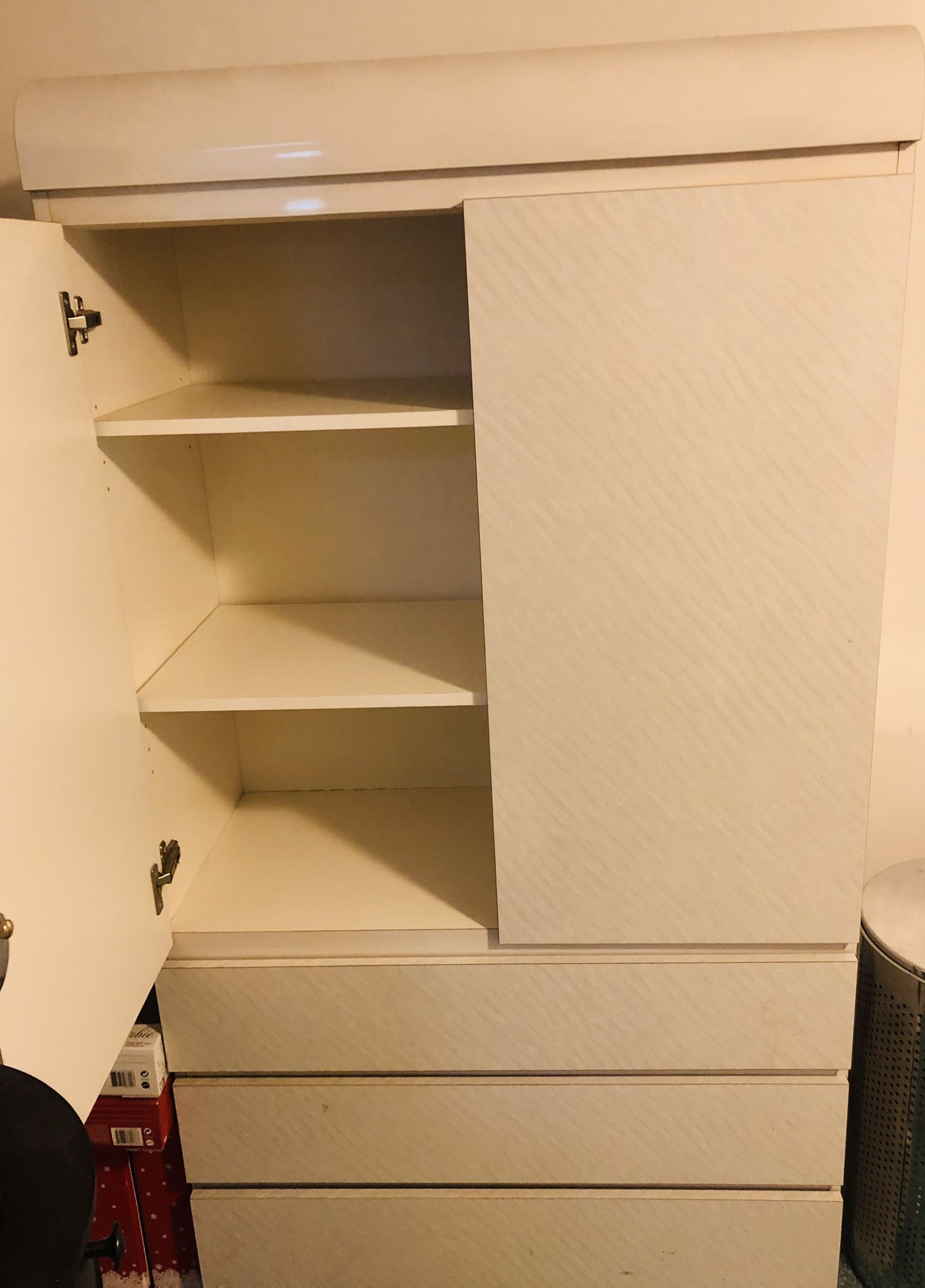 FORMICA ARMOIRE