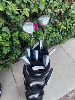 Women’s golf club set with a golf bag