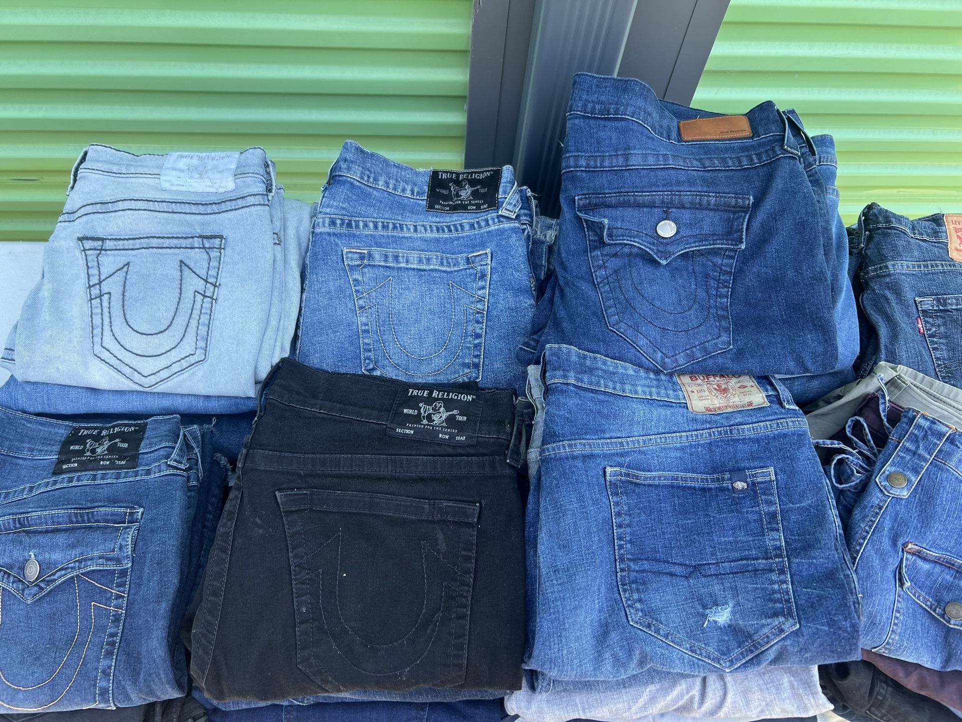 This Is A Wholesale Bulk Sale Of Used And New Men’s Woman’s And Kids Shorts And Jeans And Jackets &sweatshirts
