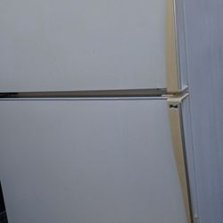 CAN DELIVER & UNLOAD $25...EXCELLENT WORKING GE STANDARD SIZED REFRIGERATOR