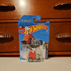 2016 Hot Wheels Peanuts Snoopy