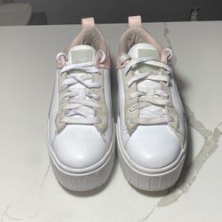 Girls Tennis Shoes (Puma).