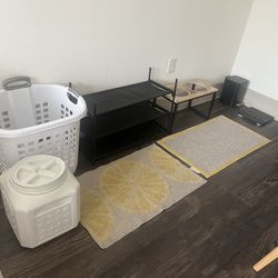 Assorted Household And Cleaning Ítems