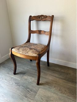 DAINTY chair - graceful legs - cushioned seat