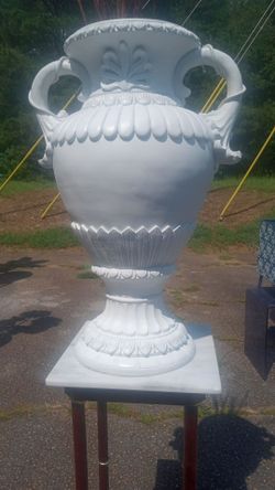 Large urn/vase high quality masterpiece very detailed 25 in tall
