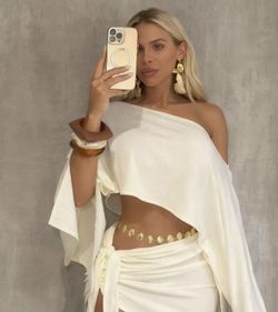 Elegant Beach-Style Outfit, Ruffled Wrap Skirt And Long-Sleeved Bohemian Top