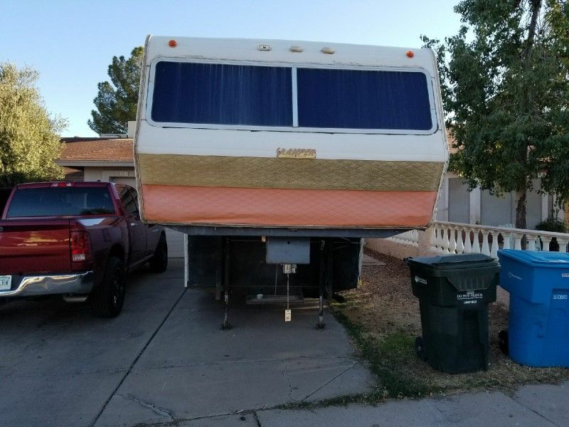 Fifth wheel camper trailer scamper