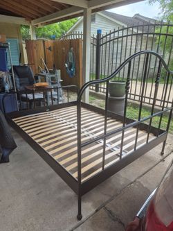 Nice Used Excellent Condition Full Size Metal Bedframe.