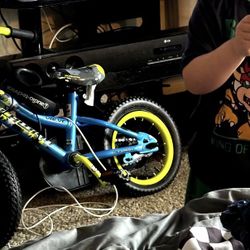 Schwinn Valve 12" Kids Toddler Bike Blue