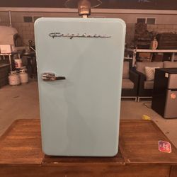 Mini Fridge (NEW)