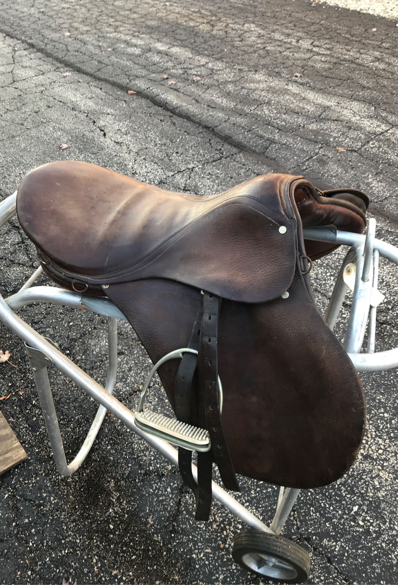 English saddle ( western cowboy rodeo horseshoe trailer