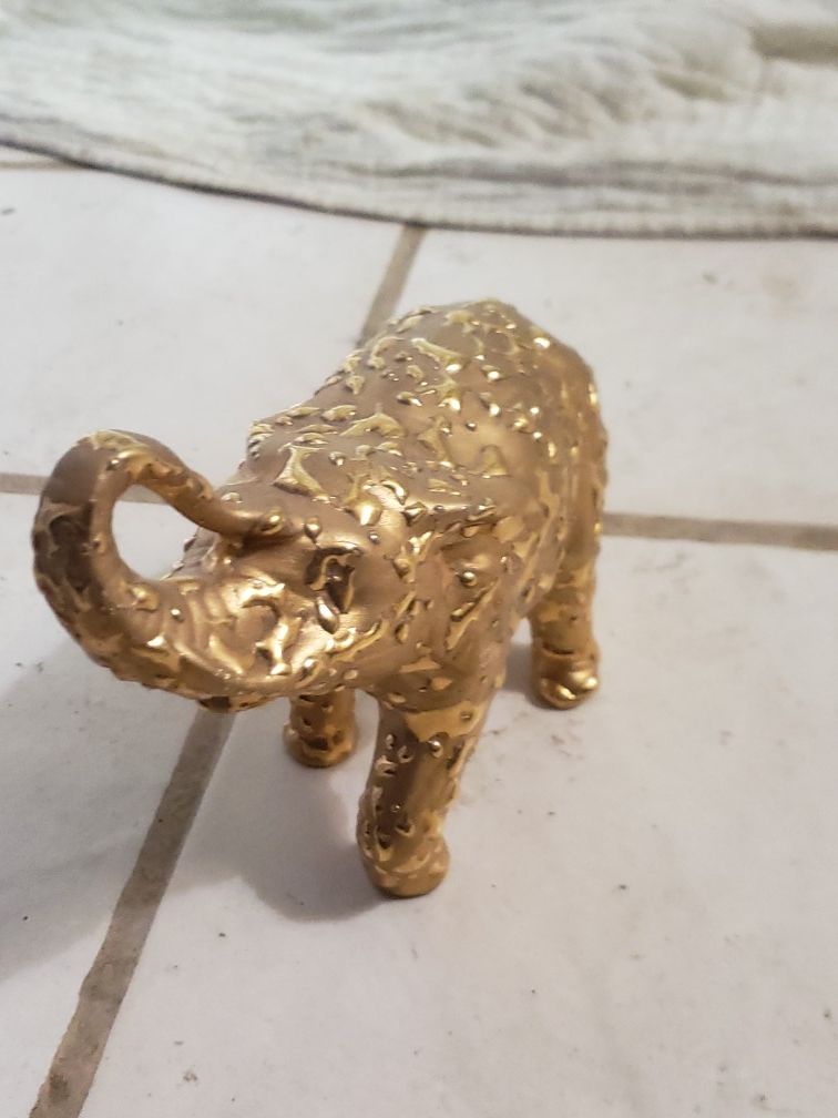 Going fast Porcelain elephant from Africa