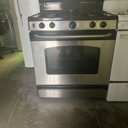 Stainless Steel Stove Brand General Electric Everything Works Well With A 3 Months Of Warranty 