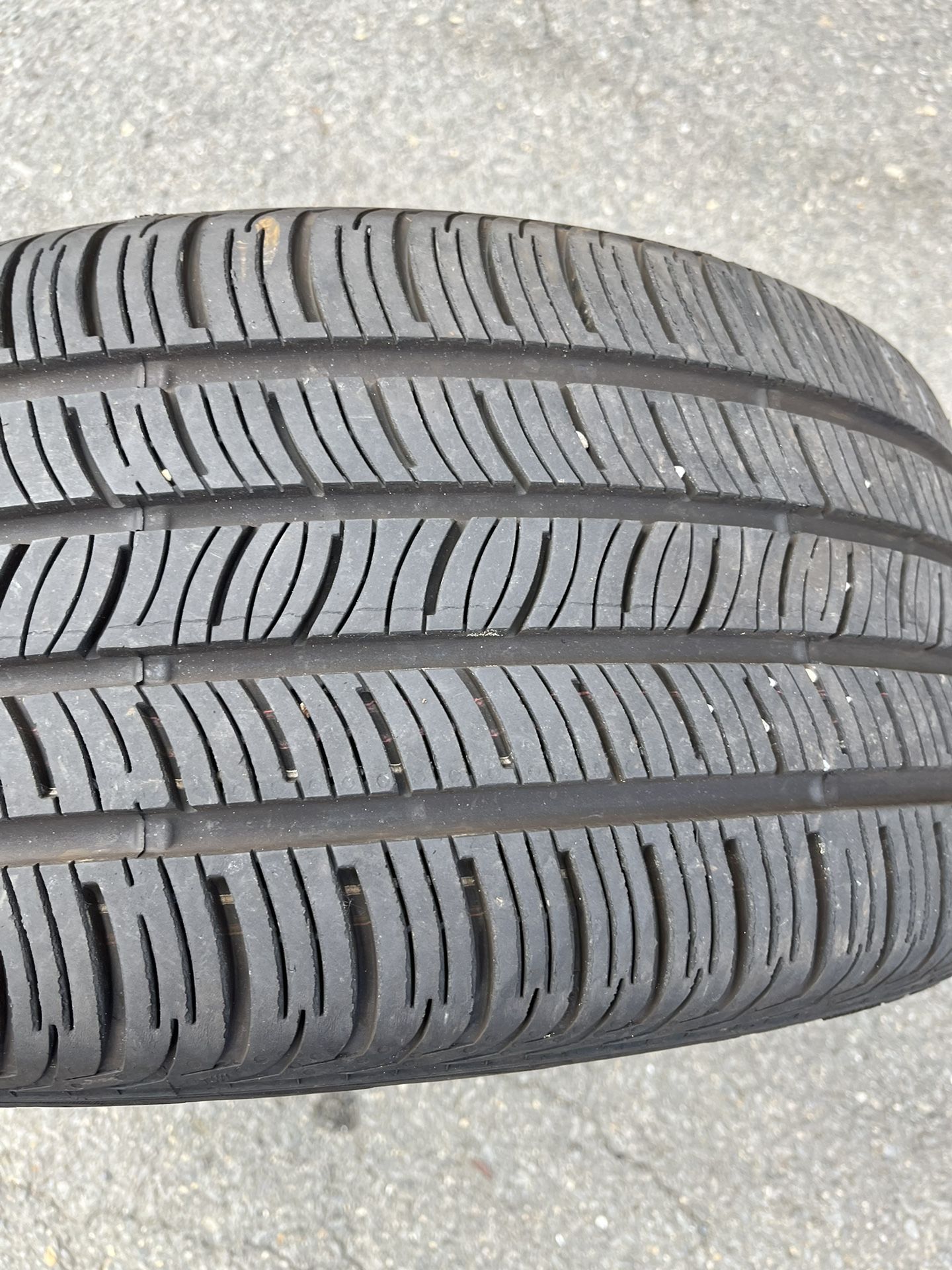 ONE USED TIRE 255/40R18 CONTINENTAL HAVE PARCH INSTALLATION AND BALANCING $45 Cash Only