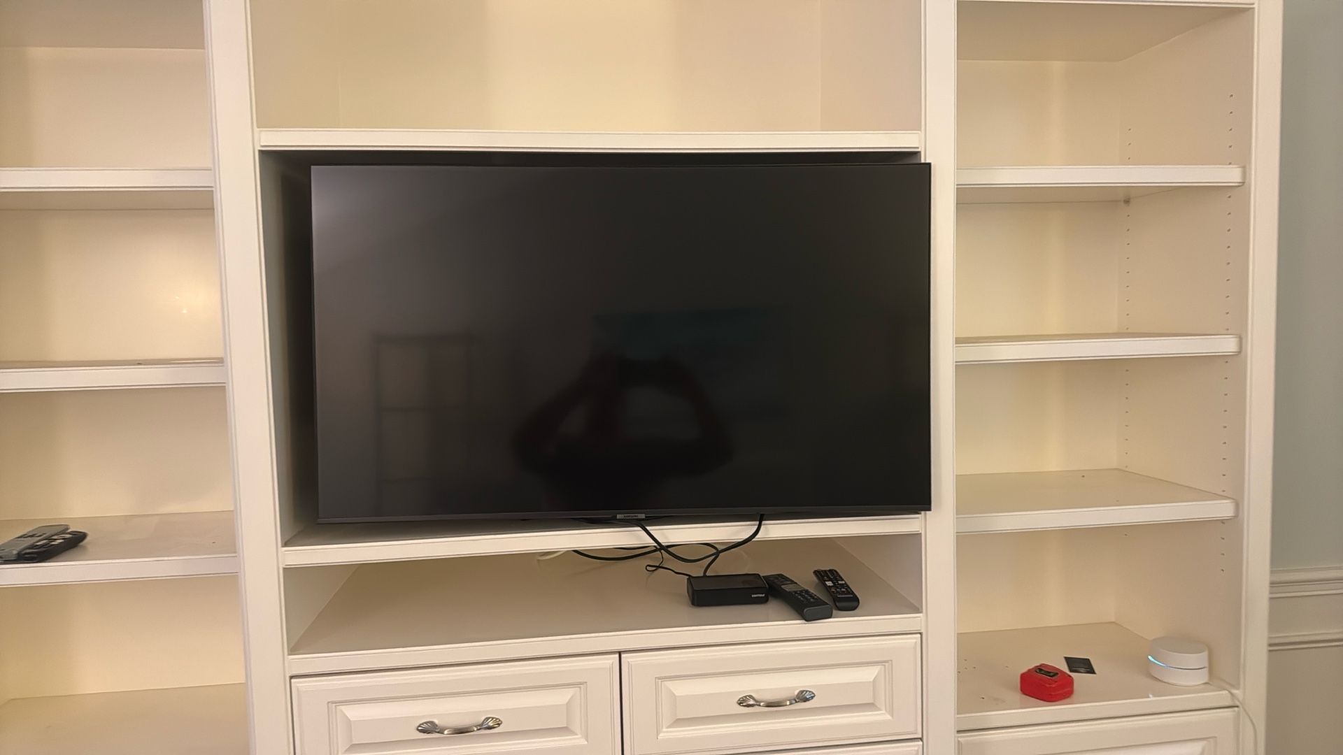 Samsung 38” Crystal Smart 4k Tv W/ Remote And Wall Mount