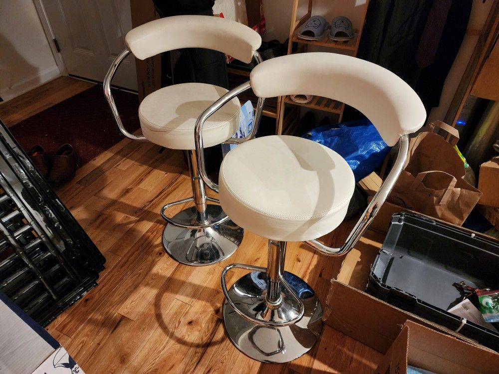 2 Swiveling Bar Stools Chairs