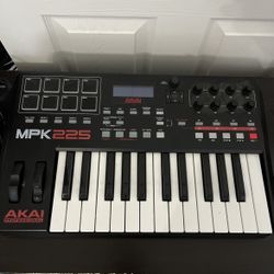 Akai MPK 225 (Keyboard Controller)