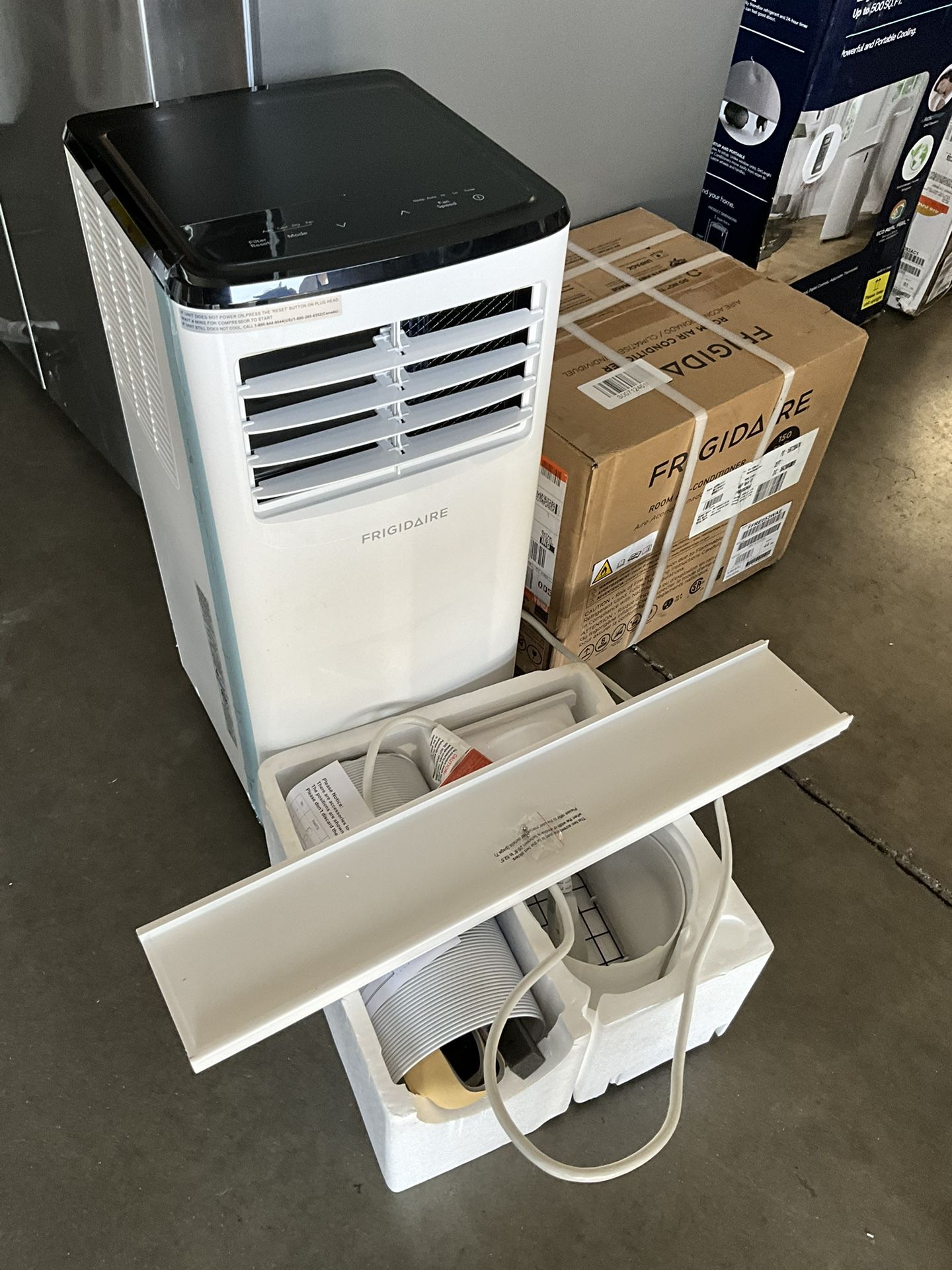 FRIGIDAIRE 8000  BTU AIR CONDITIONER $200