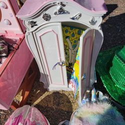 Doll Closet 