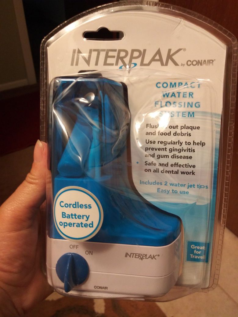 Interplak compact water flossing system