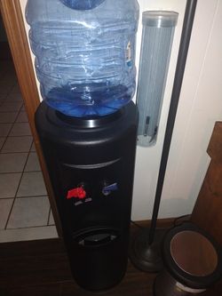 Water Dispenser With Cup Holder