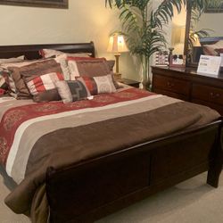 4 Pc Queen Bed , Nightstand Dresser And Mirror