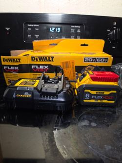 Dewalt FlexVolt 60V 6AH Lithium Ion Battery and charger kit brand new never used Hablo español