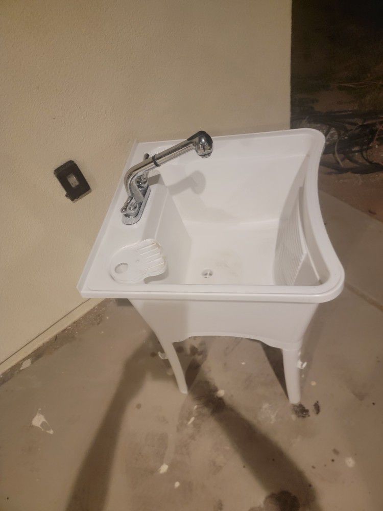 Utility SINK AND PULLOUT FAUCET