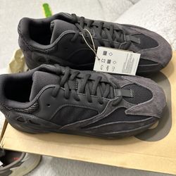 DS Yeezy 700 Utility Black, Yeezy 500 Utility Boot Sz10