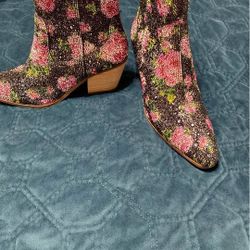 Betsey Johnson *NEW* Diva  Boots in Black/Pink Floral
Size 6.5