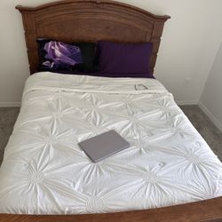 Queen Bed Frame – Great Condition!